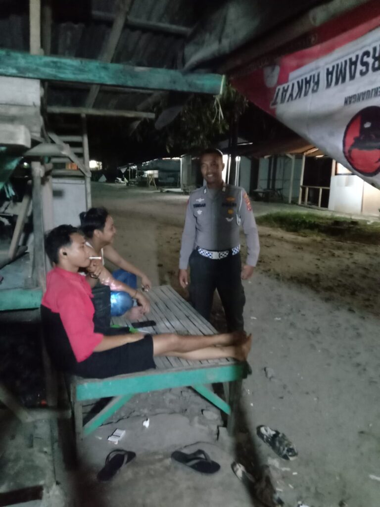 Patroli Malam Personil Polsek Carita Bripka Yundar Sambangi Masyarakat pada Jam Rawan 7 WhatsApp Image 2024 07 27 at 05.41.54