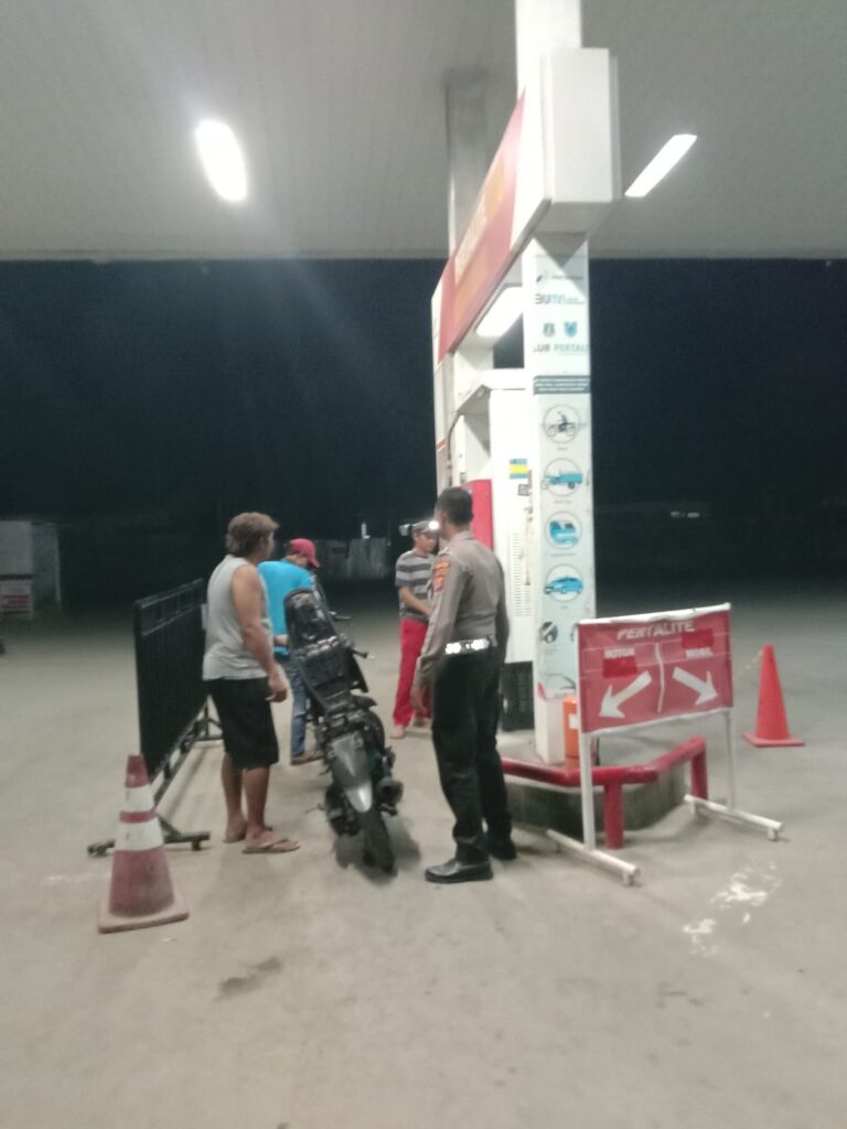 Bripka Yundar dari Polsek Carita Laksanakan Patroli Malam ke SPBU 9 WhatsApp Image 2024 07 27 at 05.48.14