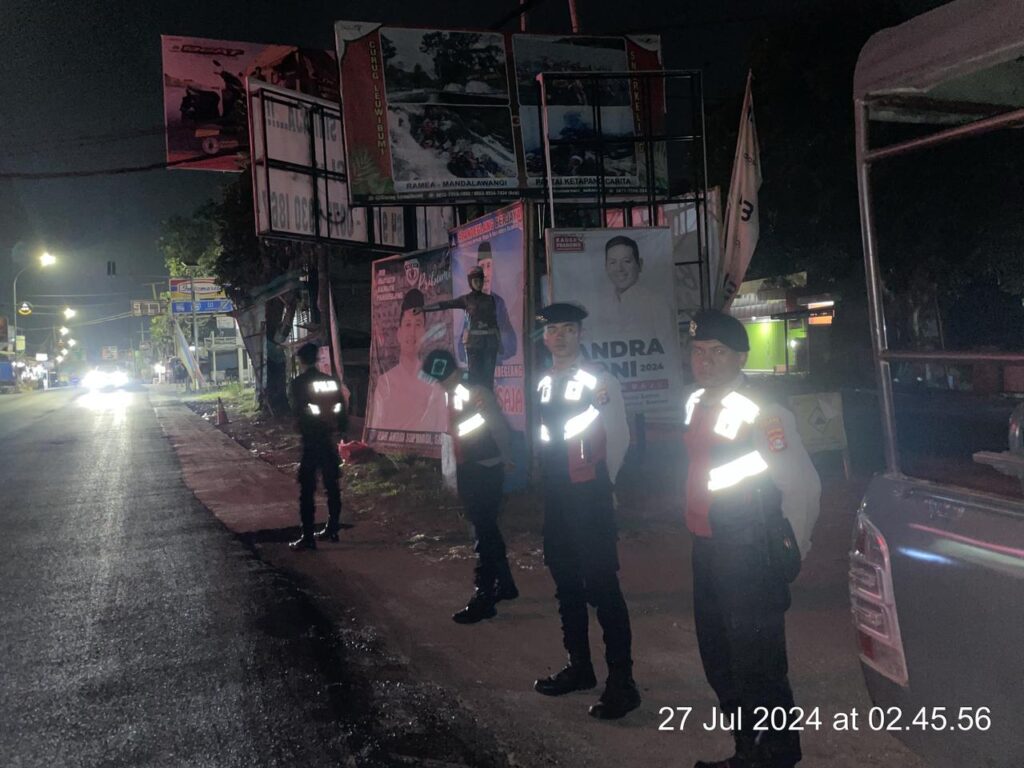 Sat Samapta Polres Pandeglang Gelar Strong Point Malam di Pertigaan Cigadung 5 WhatsApp Image 2024 07 27 at 06.32.29