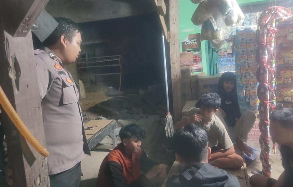 Bhabinkamtibmas Polsek Angsana Polres Pandeglang Briptu Agung Rutin Patroli Malam 7 WhatsApp Image 2024 07 27 at 19.47.01