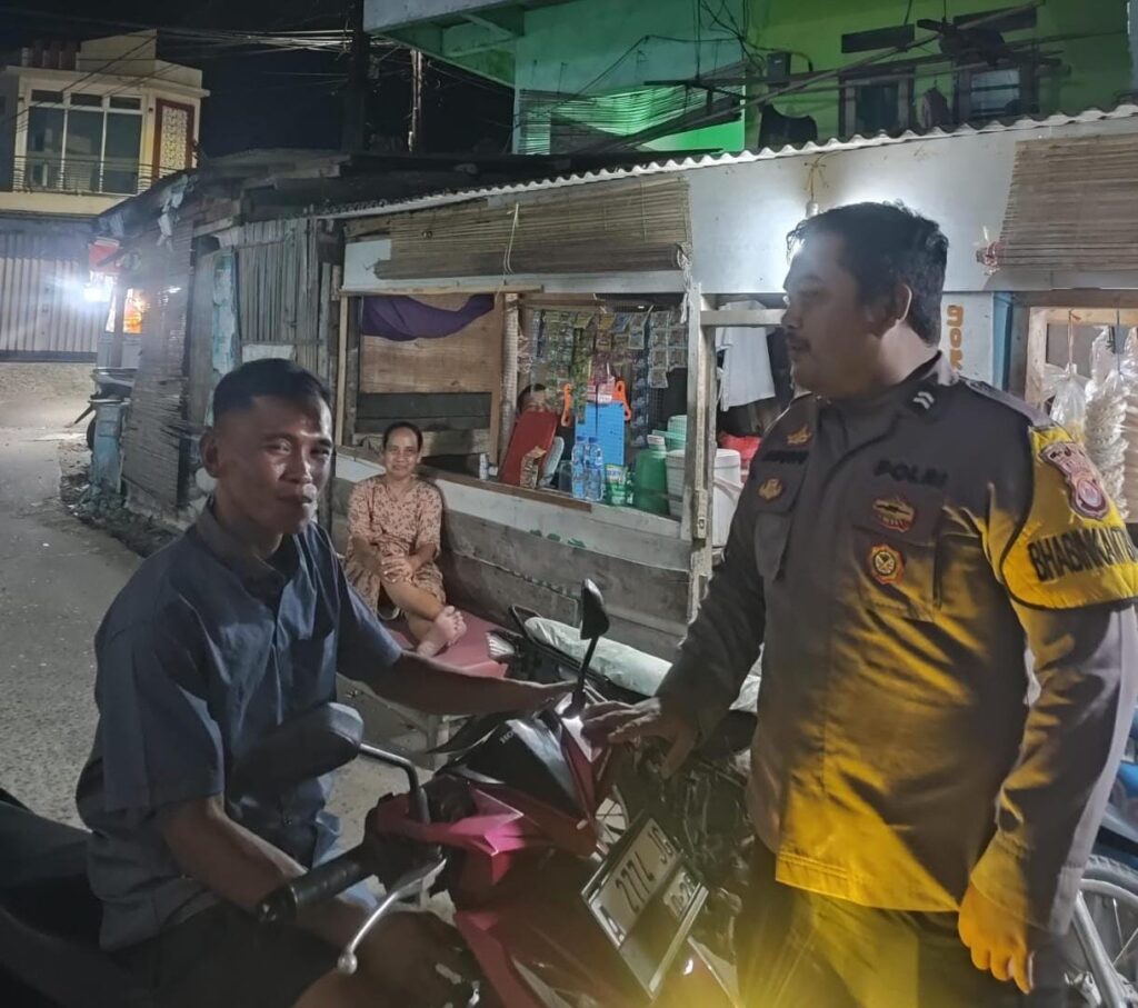 Bhabinkamtibmas Polsek Angsana Polres Pandeglang Laksanakan Patroli Dialogis di Desa Angsana 8 WhatsApp Image 2024 07 27 at 19.47.15
