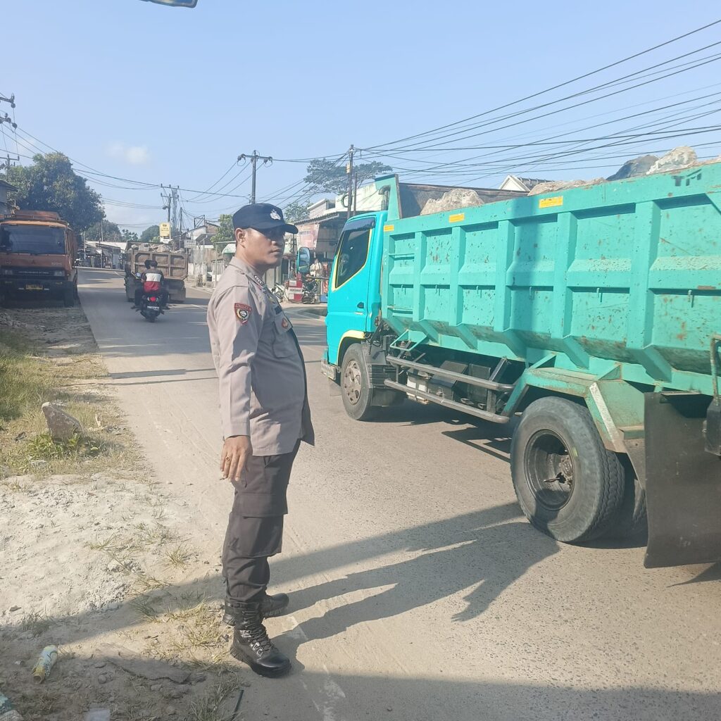 Polsek Picung Gelar Strong Point Pengaturan Lalu Lintas Cegah Kemacetan 2 WhatsApp Image 2024 07 27 at 22.08.22