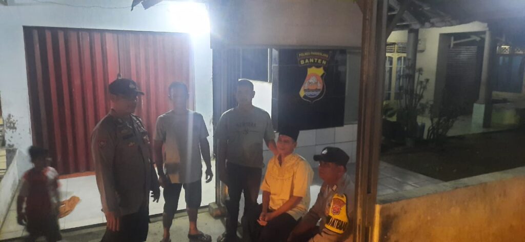 Polsek Picung Tingkatkan Keamanan melalui Giat Jaga di Pos Kamling 3 WhatsApp Image 2024 07 27 at 22.09.05