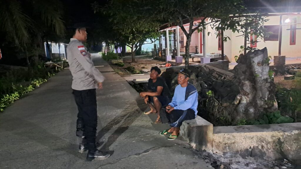 Polsek Cikeusik Gelar Patroli Dialogis Malam, Jaga Kamtibmas dan Dekatkan Diri dengan Masyarakat 1 WhatsApp Image 2024 07 28 at 07.35.21