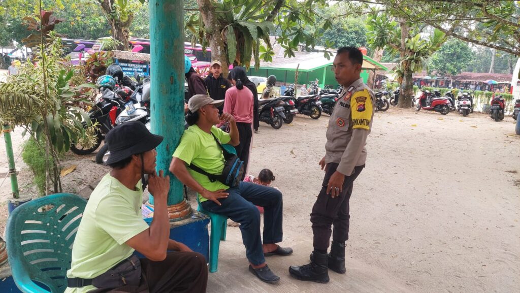 Personil Polsek Carita Bripka Yudi Beri Himbauan kepada Penjaga Parkir Pantai Carita 2 WhatsApp Image 2024 07 28 at 08.07.39