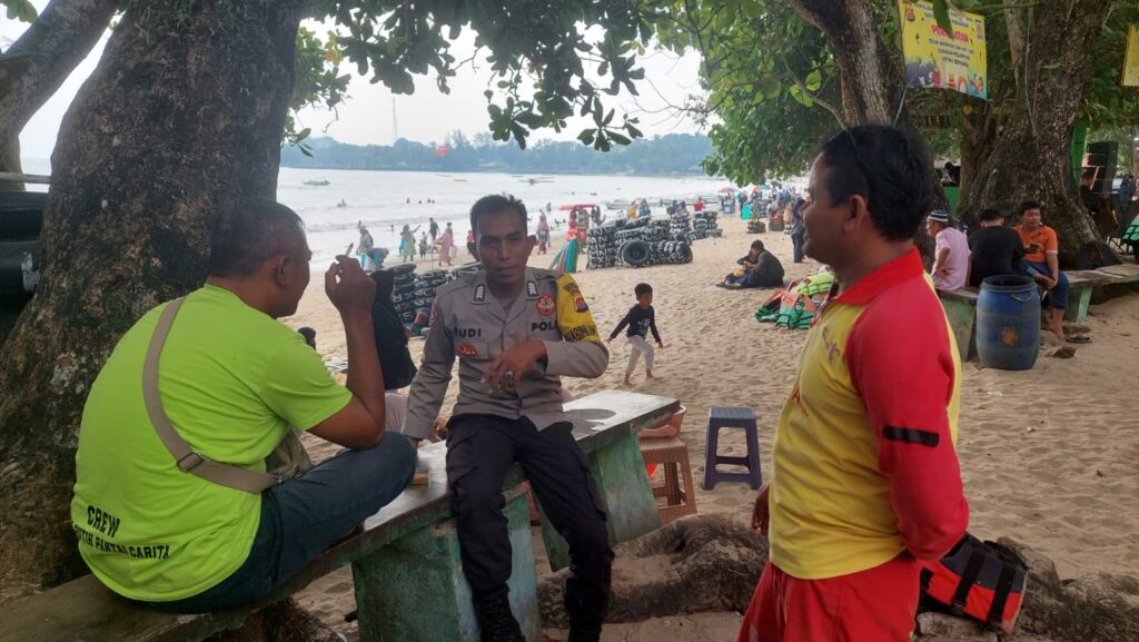 Personil Polsek Carita Bripka Yudi Berdialog dengan Balawista Life Guard tentang Keselamatan Pengunjung Pantai Pasir Putih Carita 3 WhatsApp Image 2024 07 28 at 08.10.57