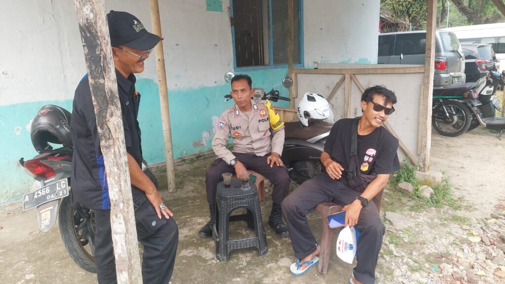 Bripka Yudi dari Polsek Carita Laksanakan Patroli Wisata di Pantai Karangsari 4 WhatsApp Image 2024 07 28 at 08.12.41