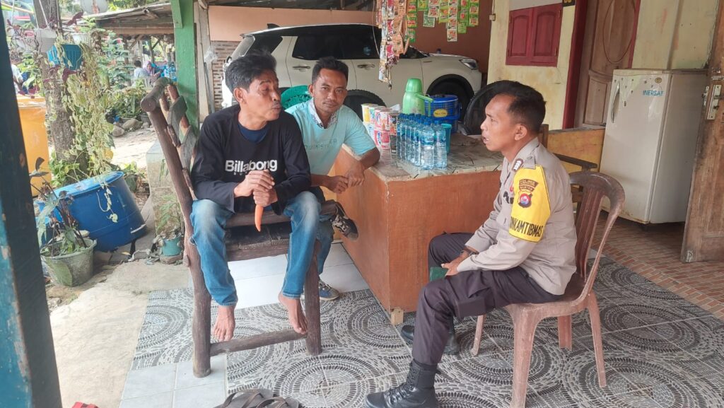 Bripka Yudi dari Polsek Carita Patroli Siang ke Pantai Beri Himbauan kepada Pengunjung 5 WhatsApp Image 2024 07 28 at 08.16.53