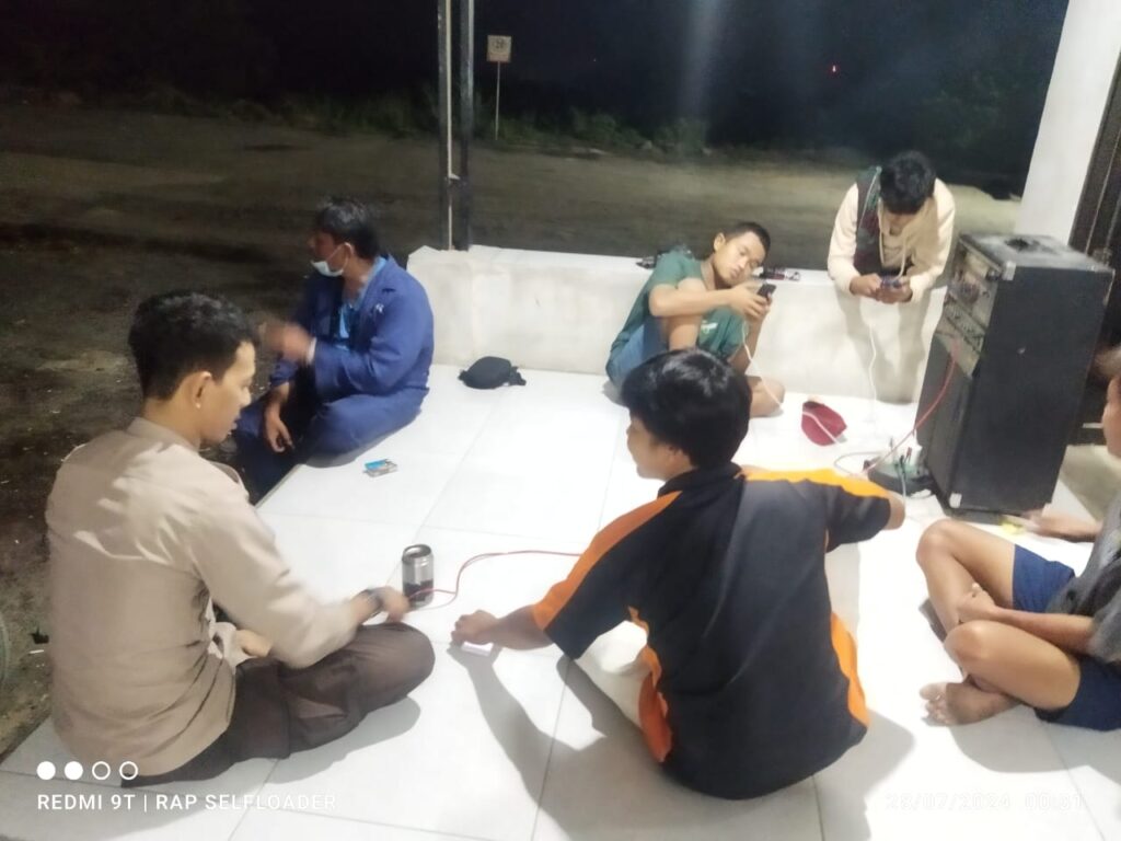Personil Bhabinkamtibmas Polsek Bojong Polres Pandeglang Laksanakan Patroli Malam untuk Antisipasi Tindak Pidana 3C 6 WhatsApp Image 2024 07 28 at 08.38.27