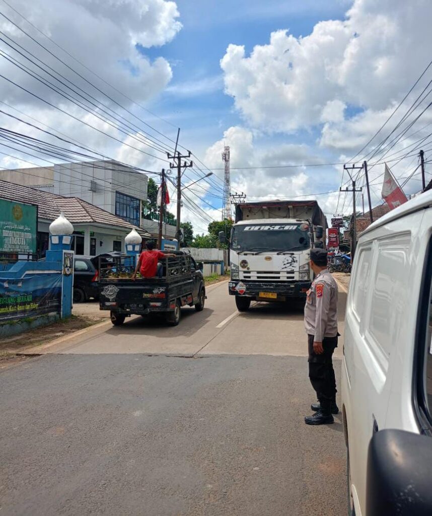 Polsek Bojong Polres Pandeglang Ciptakan Situasi yang Aman, Tertib, dan Lancar Berlalu Lintas di Persimpangan Pasar Bojong 7 WhatsApp Image 2024 07 28 at 09.11.35