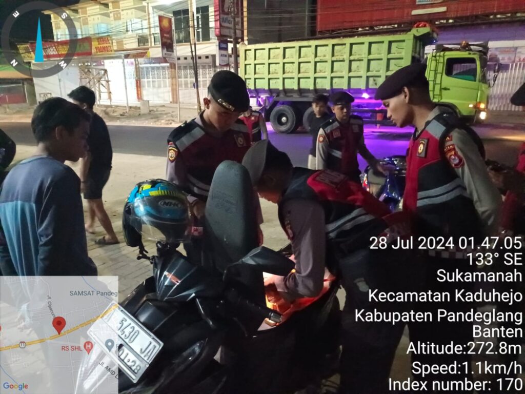 Sat Samapta Polres Pandeglang Menggelar Patroli Dialogis di Pertigaan Cigadung untuk Mencegah Aksi Kriminalitas 8 WhatsApp Image 2024 07 28 at 09.12.45