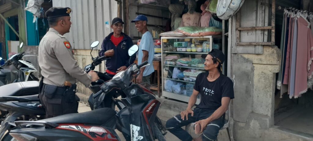 Polsek Picung Laksanakan Patroli Dialogis di Pasar Picung untuk Menjaga Keamanan dan Ketertiban 8 WhatsApp Image 2024 07 28 at 20.12.35