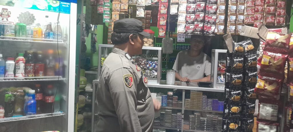 Polsek Picung Jalin Keakraban dengan Warga, Sambangi Warung Sembako 1 WhatsApp Image 2024 07 28 at 20.19.08