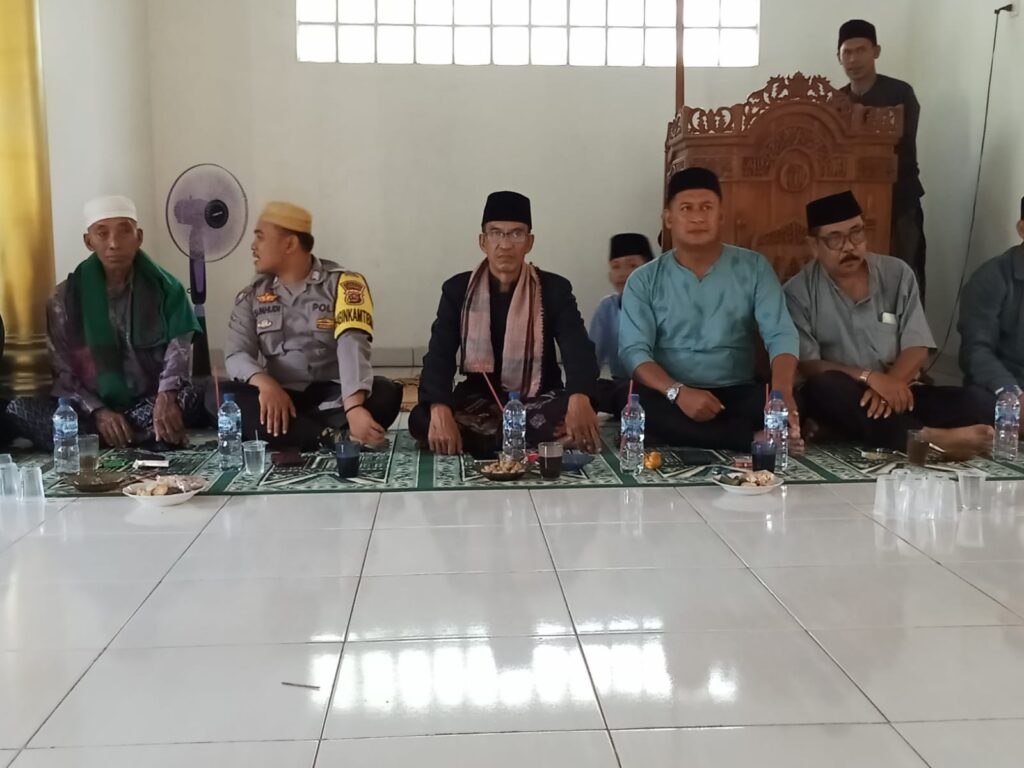 Bhabinkamtibmas Polsek Panimbang Polres Pandeglang Melaksanakan Kegiatan Pengajian Rutin di Desa Citeureup 3 WhatsApp Image 2024 07 28 at 20.39.14