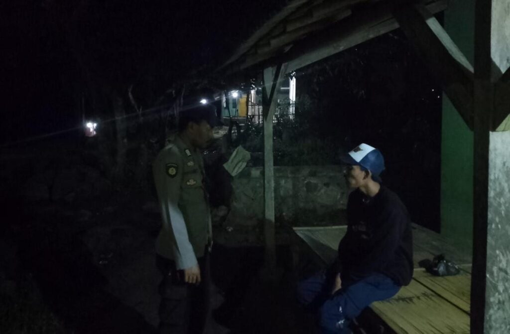 Anggota Piket Polsek Angsana Polres Pandeglang Laksanakan Patroli Dialogis di Desa Angsana 4 WhatsApp Image 2024 07 28 at 21.16.07