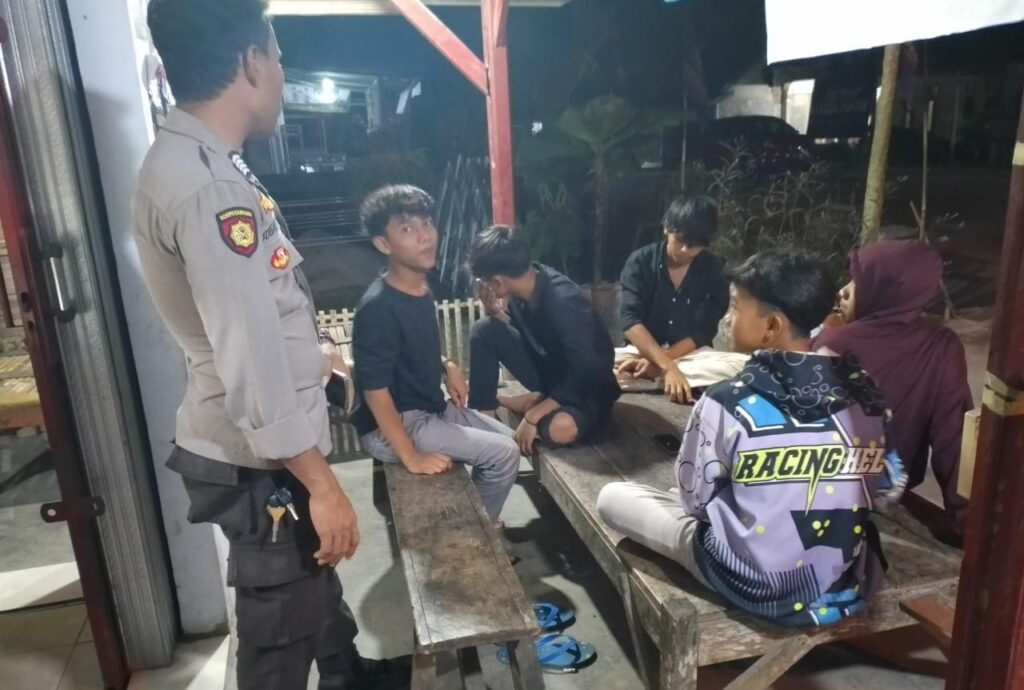 Temui Kumpulan Pemuda Saat Patroli, Anggota Piket Polsek Angsana Polres Pandeglang Berikan Pesan Kamtibmas 5 WhatsApp Image 2024 07 28 at 21.16.17