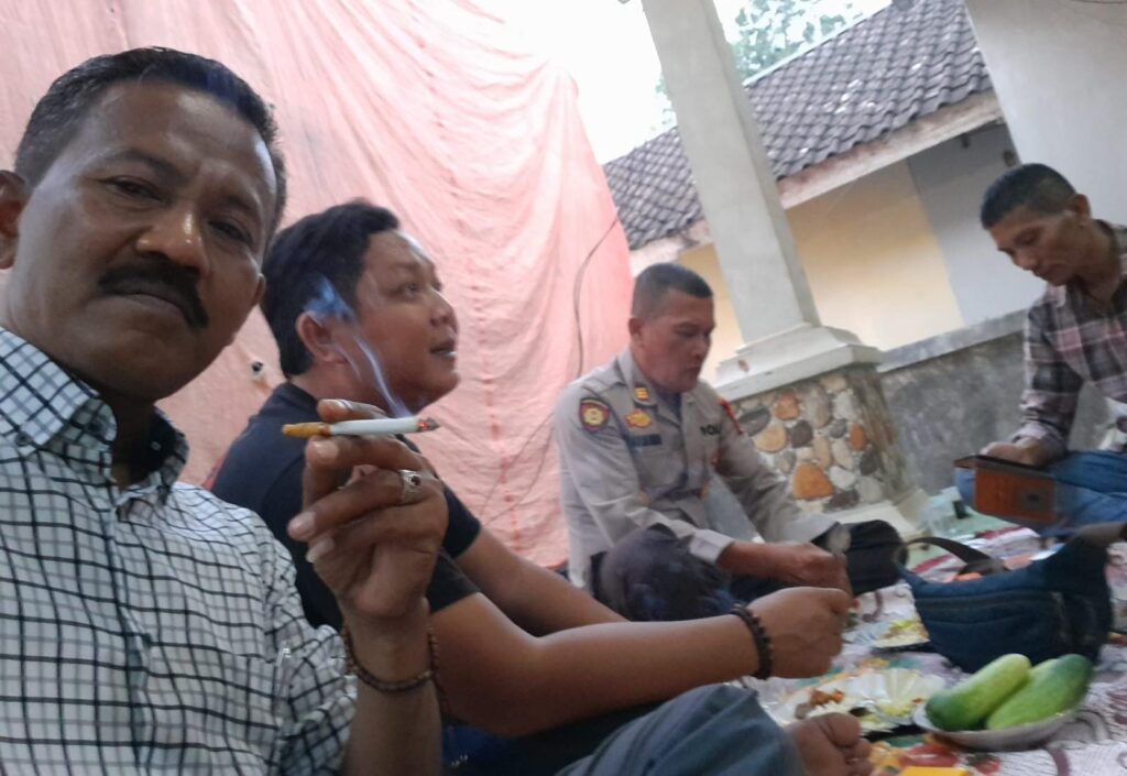 Jalin Komunikasi yang Baik dengan Masyarakat, Kapolsek Angsana Hadir Dalam Hajatan Warga 8 WhatsApp Image 2024 07 28 at 21.16.54