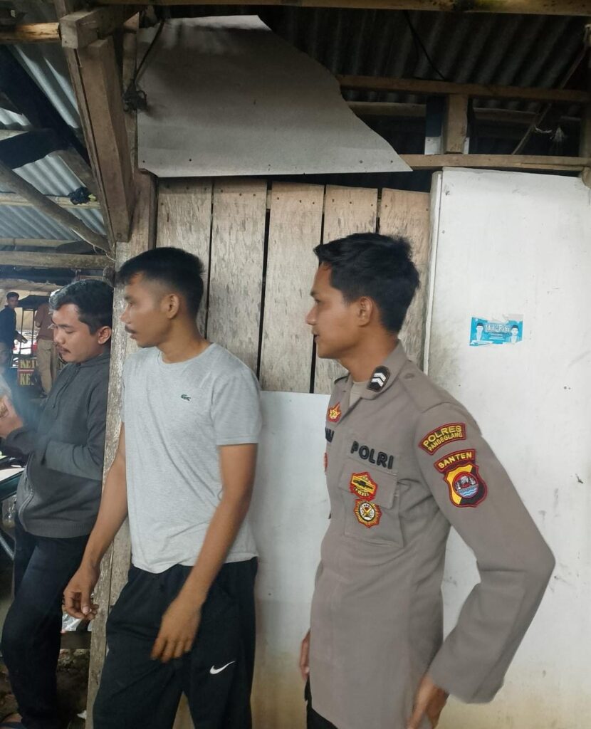 Anggota Polsek Angsana Polres Pandeglang Briptu Dadan Laksanakan Patroli Dialogis di Desa Angsana 10 WhatsApp Image 2024 07 28 at 21.17.21