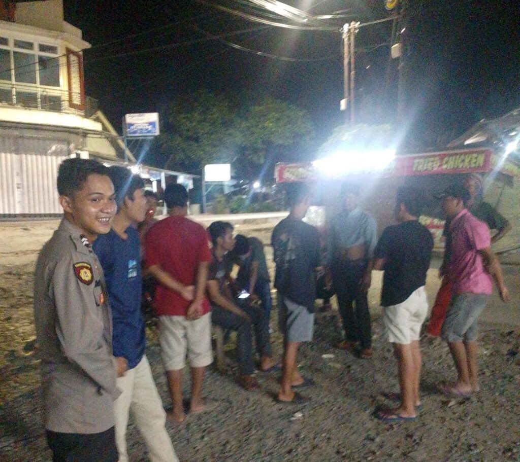 Anggota Polsek Angsana Polres Pandeglang Berikan Pesan Kamtibmas Saat Patroli Dialogis 2 WhatsApp Image 2024 07 28 at 21.17.41
