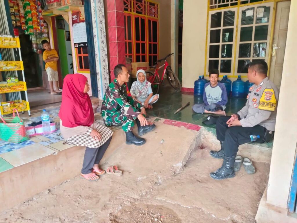 Bhabinkamtibmas Polsek Munjul Sambang Desa Untuk Menjaga Kamtibmas 3 WhatsApp Image 2024 07 28 at 21.35.26