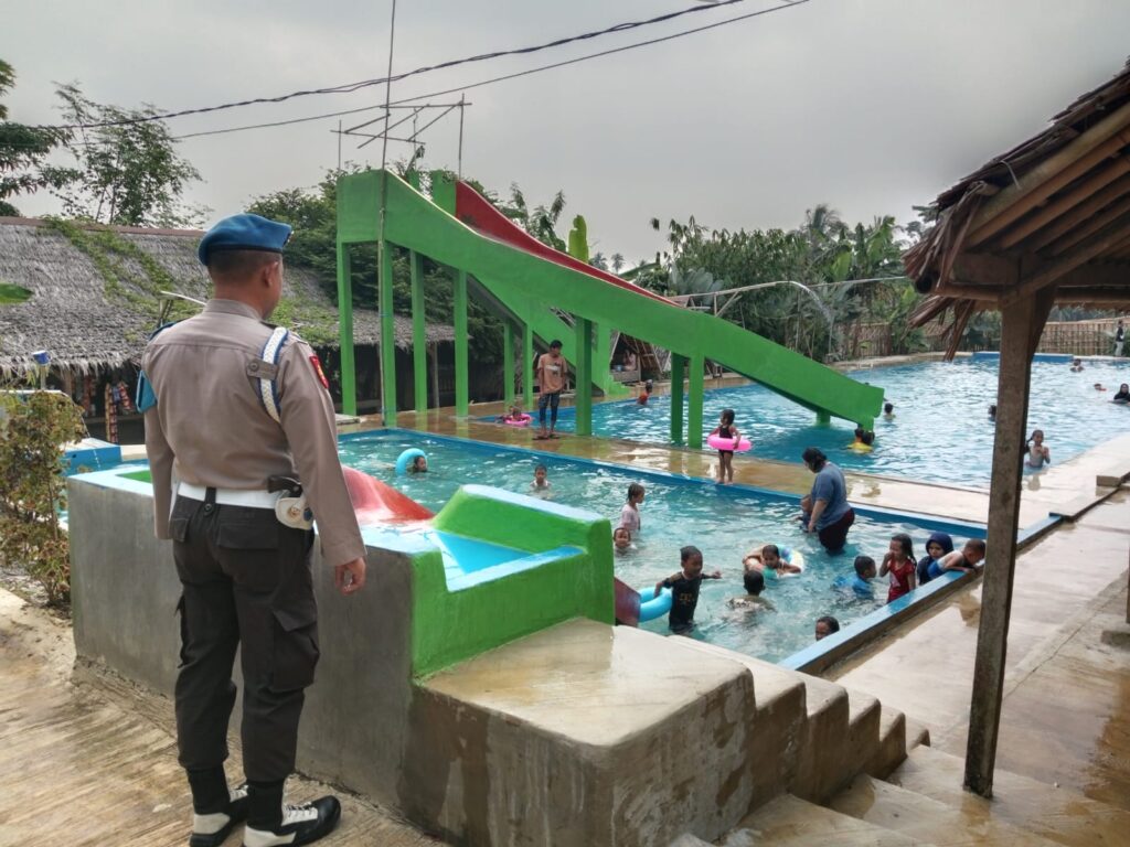 Polsek Cikedal Lakukan Pengamanan Objek Wisata di Wilayah Kecamatan Cikedal 4 WhatsApp Image 2024 07 28 at 22.24.37