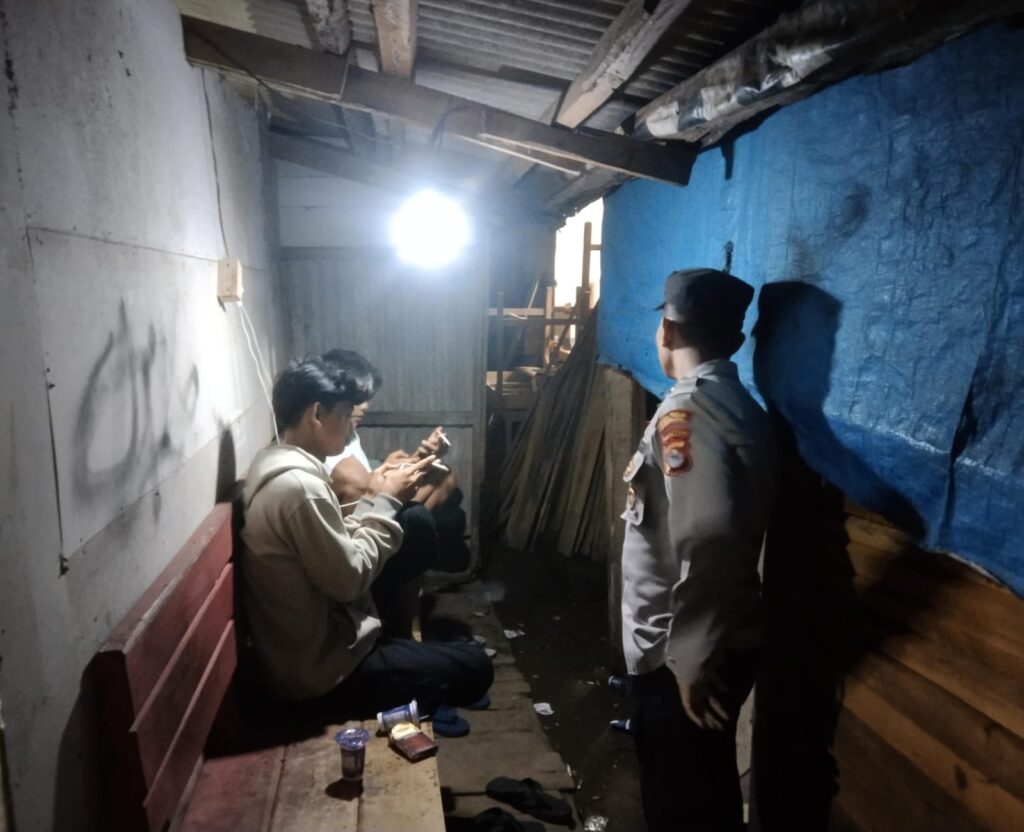 Ciptakan Kamtibmas yang Aman Kondusif Polsek Cikedal Patroli Malam 7 WhatsApp Image 2024 07 28 at 22.27.17