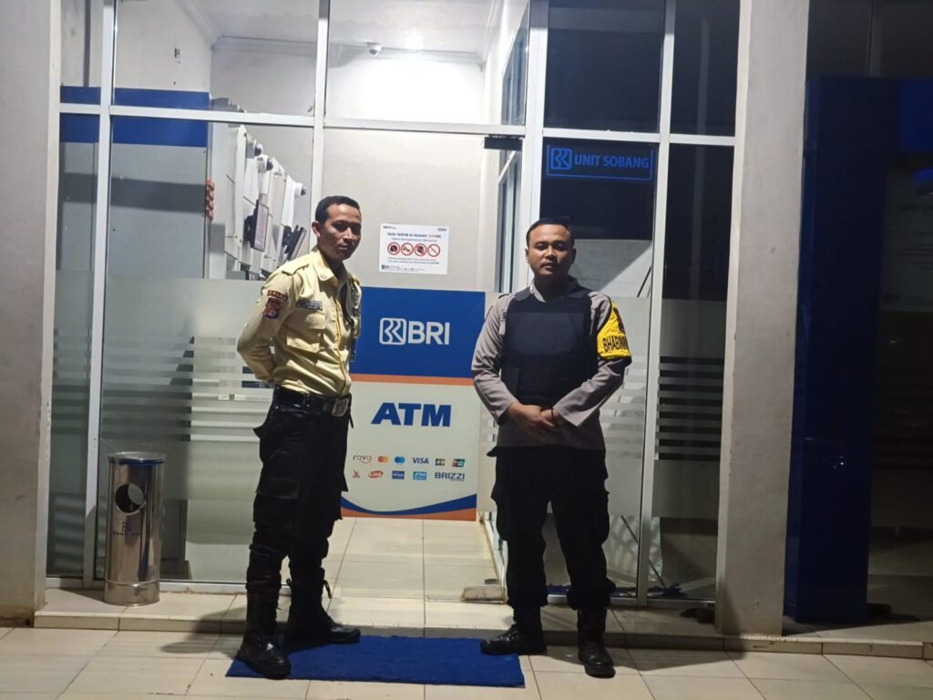 Polsek Panimbang Gelar Patroli dan Kontrol Petugas Keamanan BRI KCP Sobang untuk Menjaga Kamtibmas 8 WhatsApp Image 2024 07 29 at 00.05.39