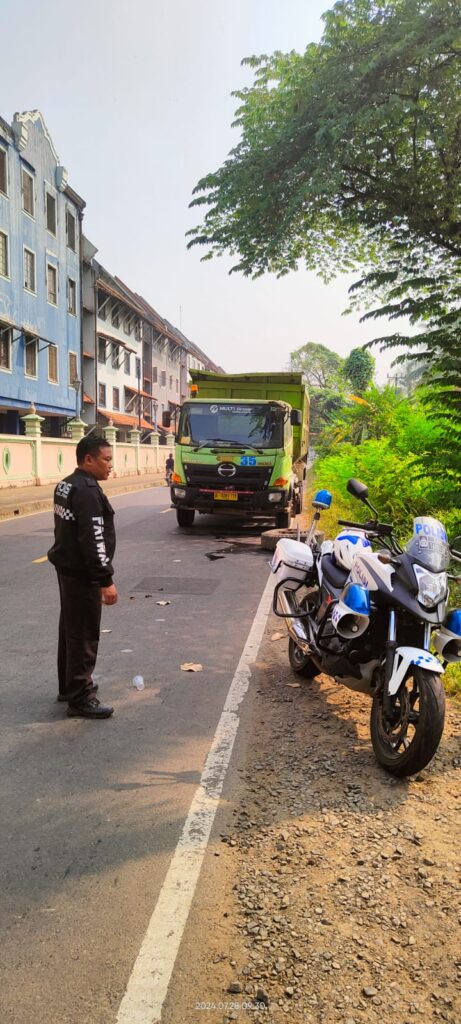Unit Lantas Polsek Carita Tegur Truk Parkir di Sisi Jalan Raya Carita 3 WhatsApp Image 2024 07 29 at 06.20.29