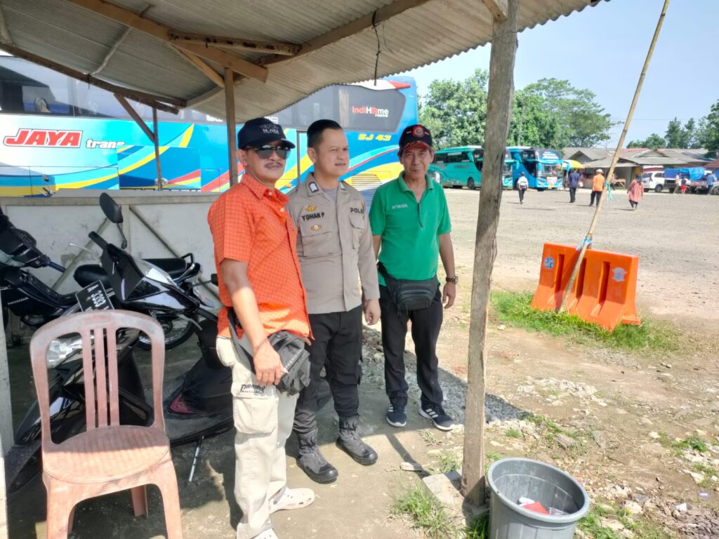 Patroli Dialogis Bripka Yohan dari Polsek Carita ke Penjaga Tiket Pantai Karangsari 5 WhatsApp Image 2024 07 29 at 06.24.25