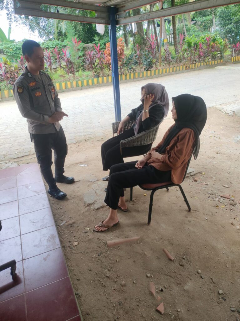 Bripka Yohan dari Polsek Carita Dialog dengan Pengunjung Pantai Kodok 6 WhatsApp Image 2024 07 29 at 06.27.15