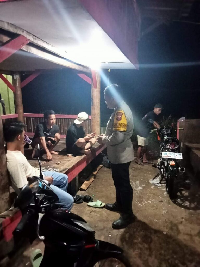 Bhabinkamtibmas Polsek Carita Bripka Bobi Laksanakan Patroli Malam ke Pos Ronda di Desa Sukanegara 7 WhatsApp Image 2024 07 29 at 06.29.13