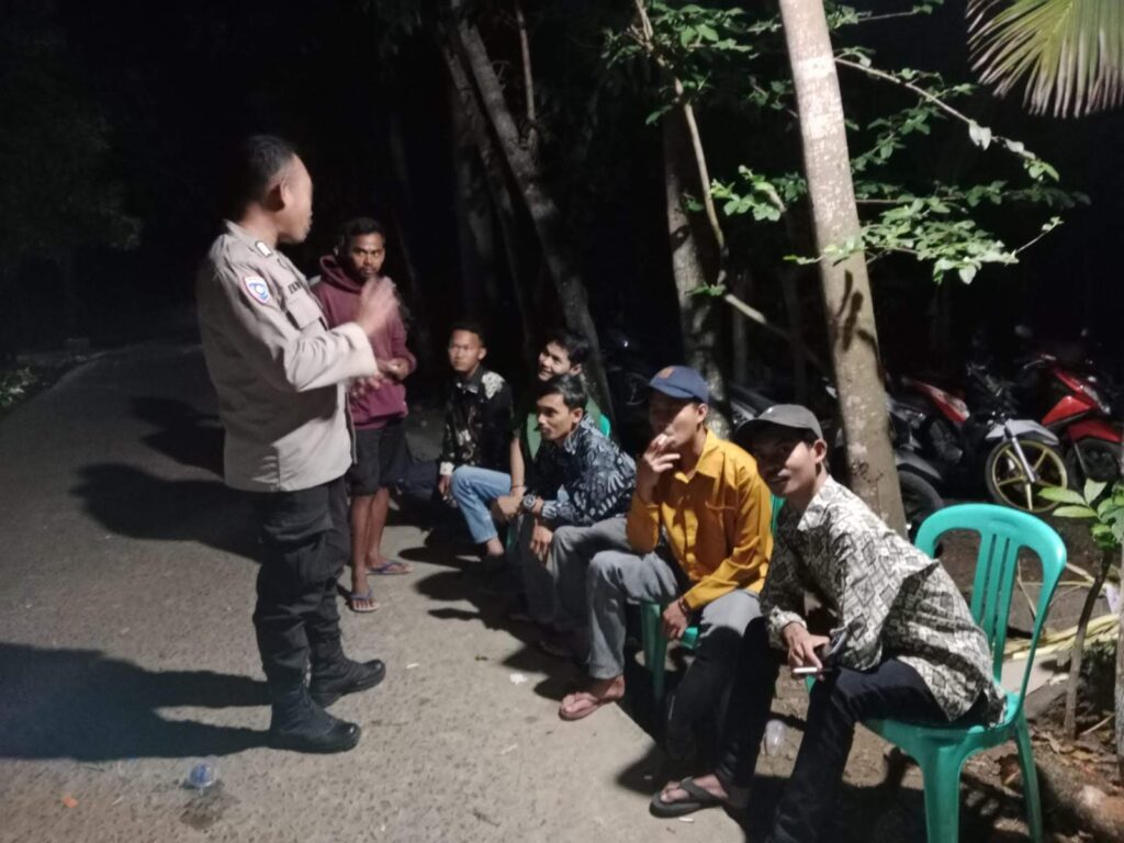Bhabinkamtibmas Polsek Carita Bripka Eko Lakukan Sambang ke Masyarakat Desa Sukarae 9 WhatsApp Image 2024 07 29 at 06.33.27