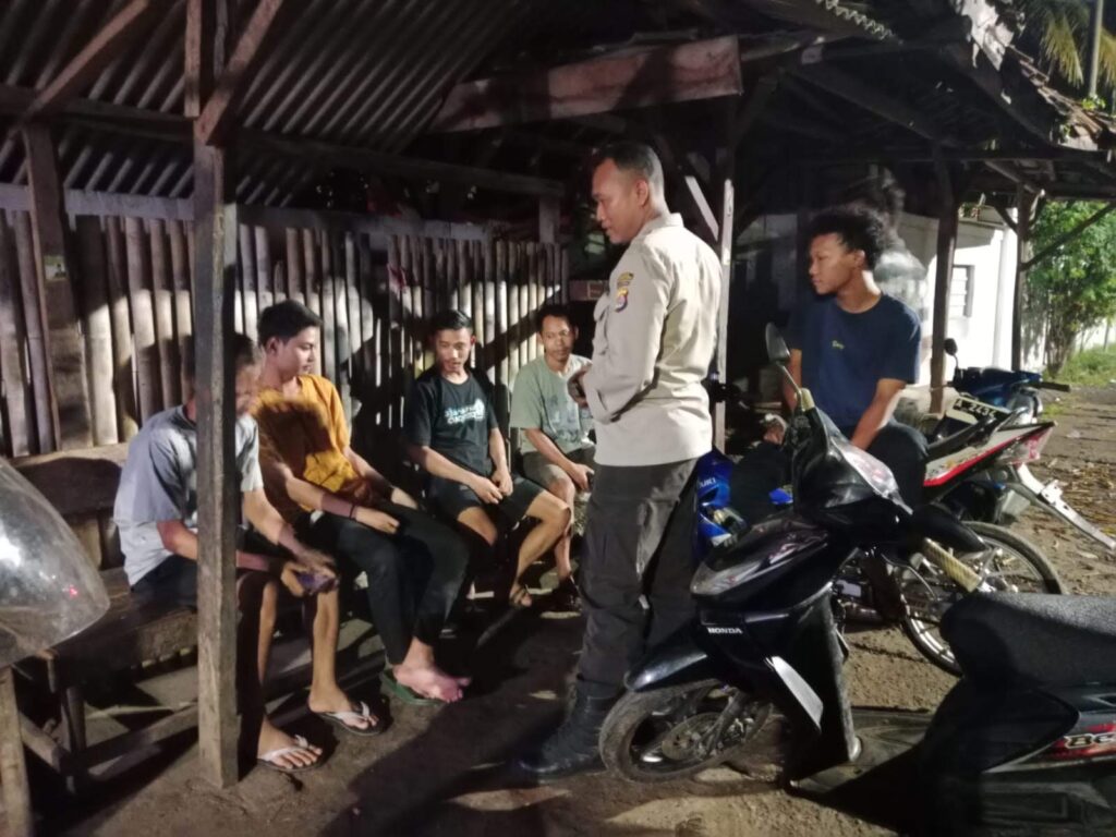 Bhabinkamtibmas Polsek Carita Bripka Eko Himbau Remaja untuk Pulang Awal dan Hindari Aktivitas Negatif 10 WhatsApp Image 2024 07 29 at 06.37.25