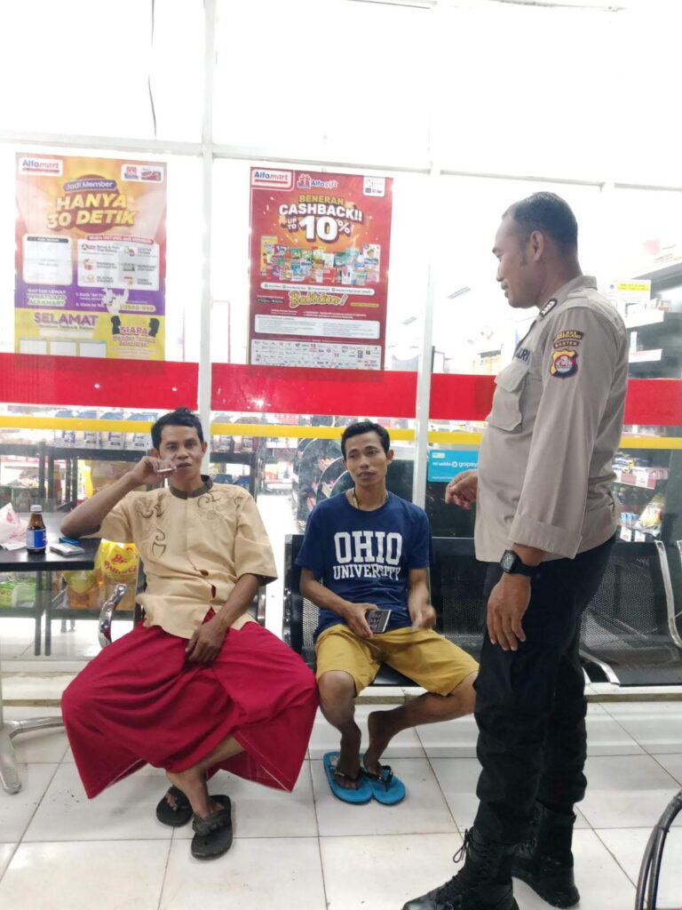 Personil Polsek Carita Bripka Eko Laksanakan Patroli Malam ke Mini Market dan Berbincang dengan Pengunjung 1 WhatsApp Image 2024 07 29 at 06.39.07