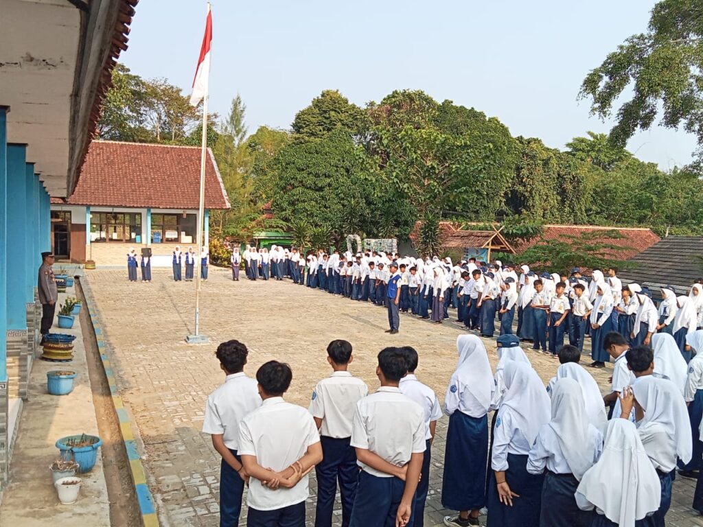 Kapolsek Angsana Beri Motivasi, Ajak Siswa SMPN 1 Angsana Jadi Generasi Unggul 1 WhatsApp Image 2024 07 29 at 10.46.20