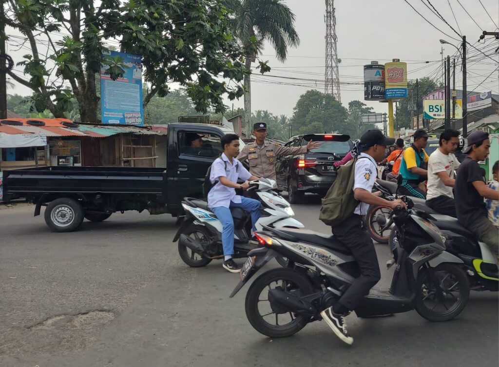 Wujudkan Pelayanan Kepada Masyarakat, Polsek Menes Atur Lalin di Awal Pekan 8 WhatsApp Image 2024 07 29 at 13.37.49