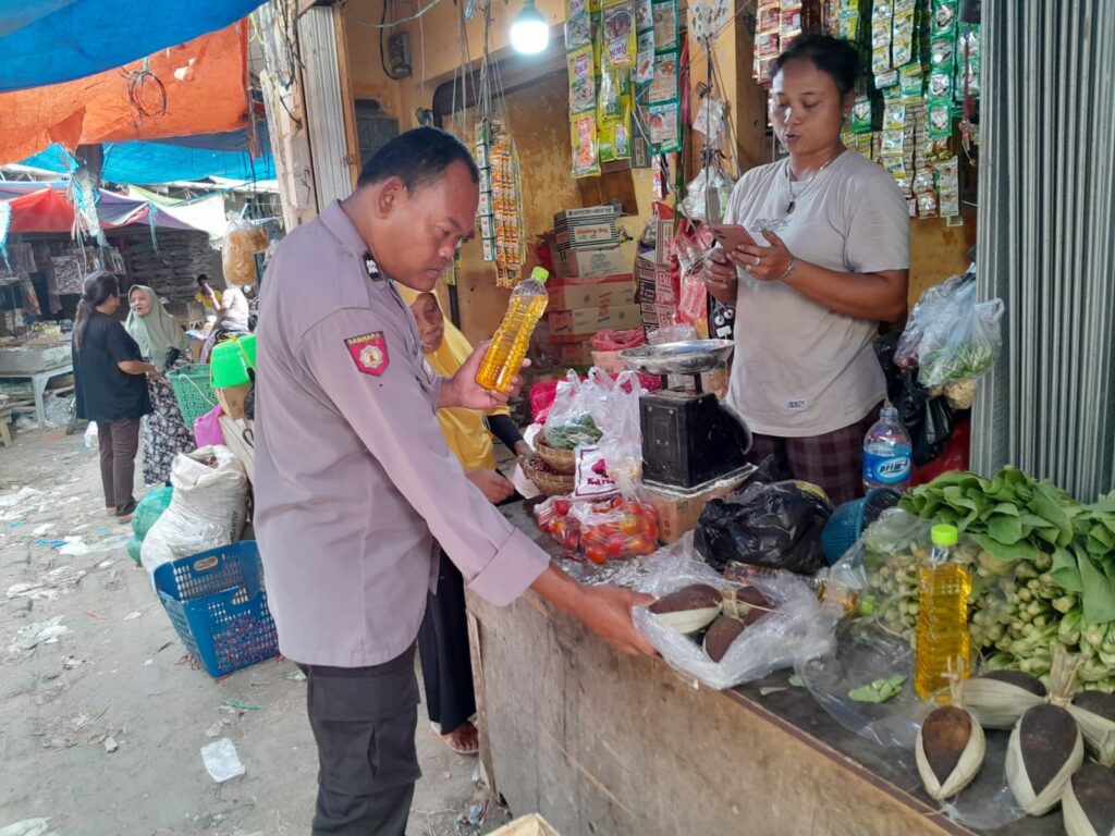 Antisipasi Kelangkaan Bahan Pokok, Polsek Menes Sisir Pasar 10 WhatsApp Image 2024 07 29 at 13.41.14