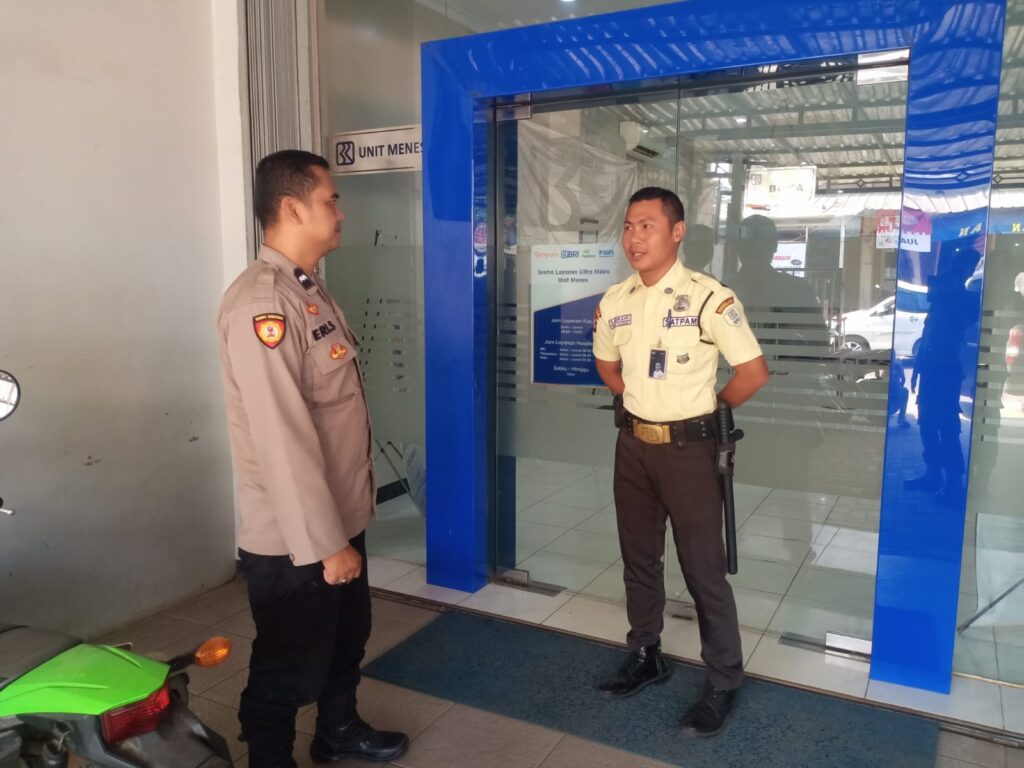 Cegah Tindak Pidana, Polsek Menes Jaga Keamanan Bersama Satpam Bank 9 WhatsApp Image 2024 07 29 at 15.13.47