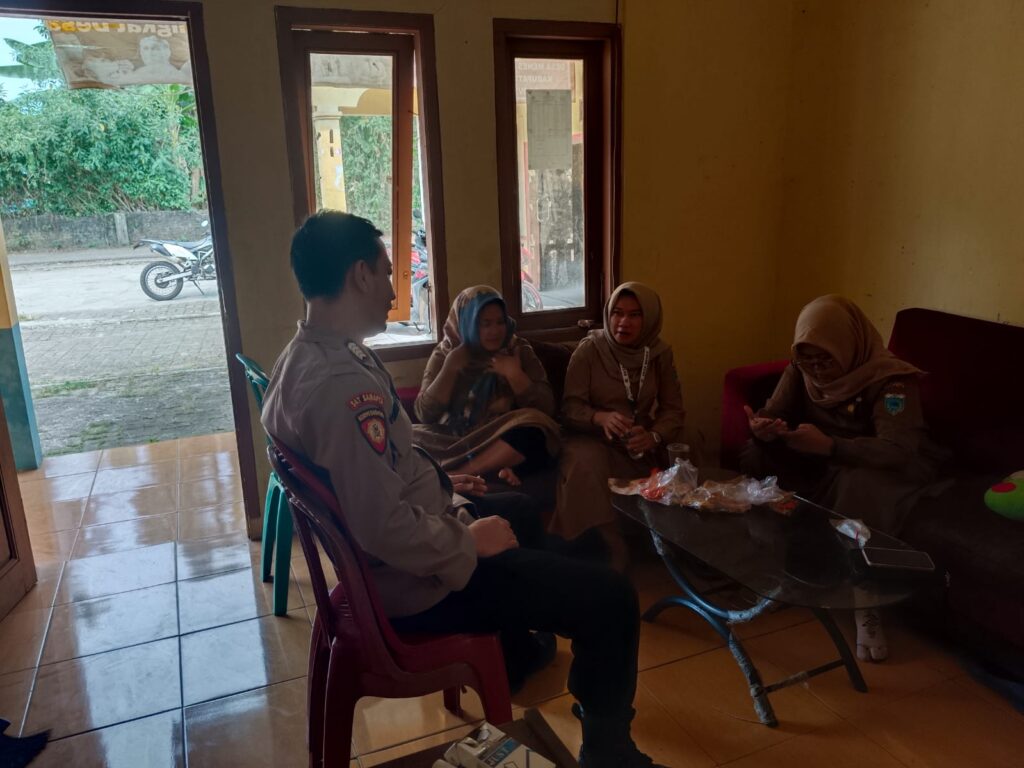 Berkunjung Kekantor Desa, Pak Bhabin Polsek Menes Berikan Himbauan dan Ajak Kerjasama 4 WhatsApp Image 2024 07 29 at 15.16.45