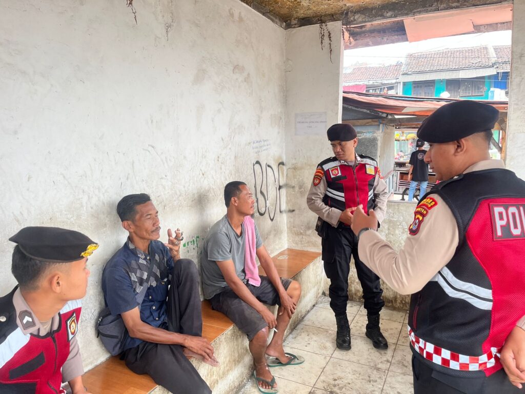 Sat Samapta Polres Pandeglang Sambangi Pedagang Asongan di Pemberhentian Bus Mengger, Berikan Himbauan Kamtibmas 4 WhatsApp Image 2024 07 29 at 16.24.34 1