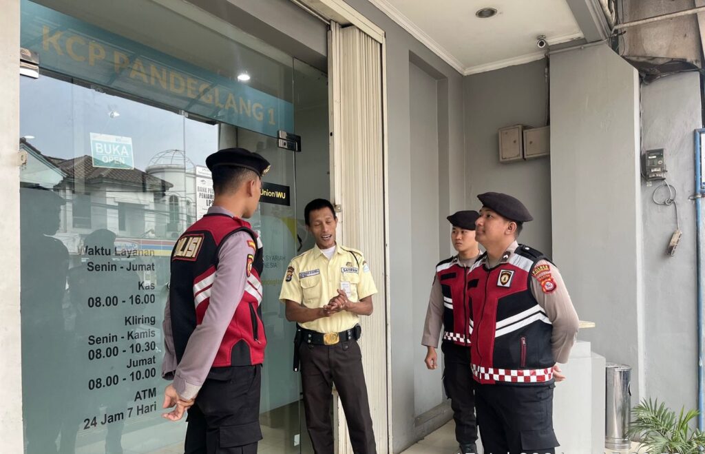 Sat Samapta Polres Pandeglang Sambangi Obyek Vital Bank BJB, Berikan Himbauan Kamtibmas 3 WhatsApp Image 2024 07 29 at 16.24.34 2