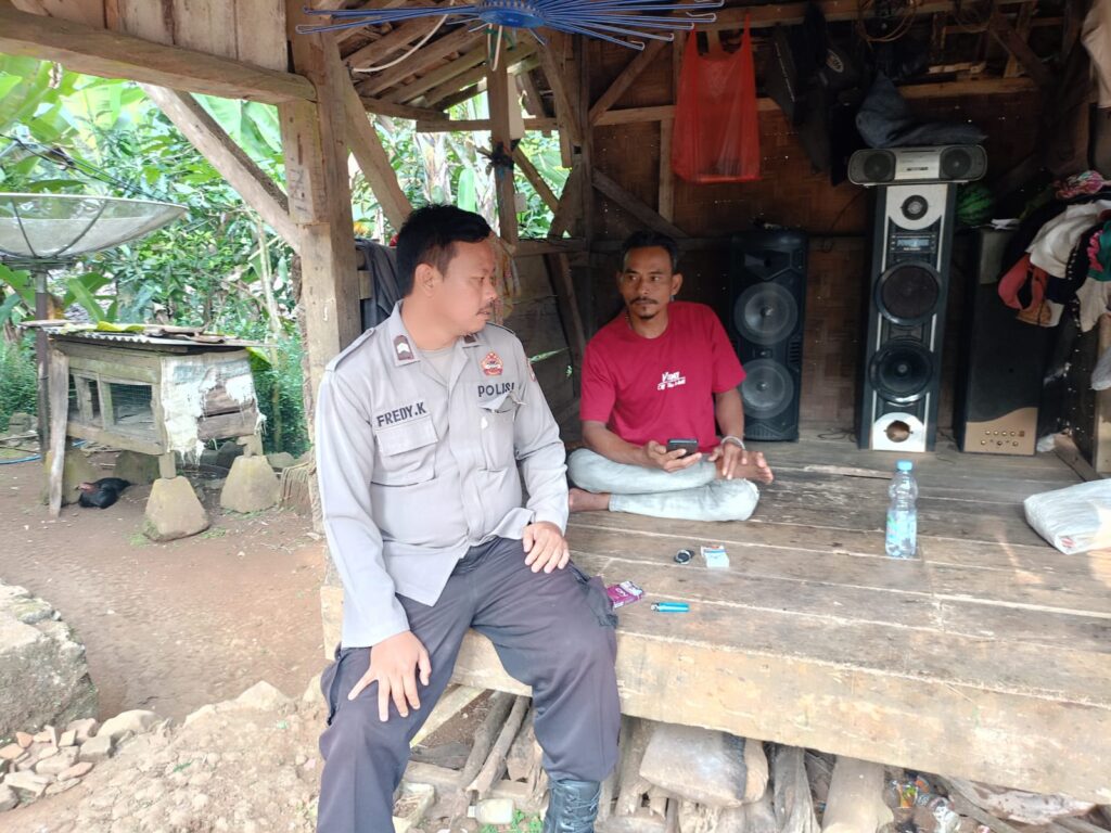Cegah Kriminalitas, Bhabinkamtibmas Polsek Jiput Rutin Patroli Dialogis 10 WhatsApp Image 2024 07 29 at 21.10.46