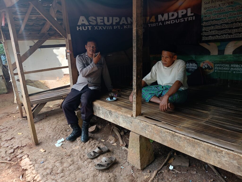 Bhabinkamtibmas Polsek Jiput Jalin Silaturahmi dengan Warga 7 WhatsApp Image 2024 07 29 at 21.11.54