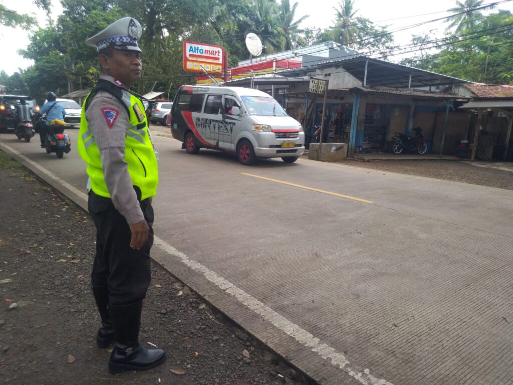 Kanit Lantas Polsek Carita, Aiptu Joko Bagus, Laksanakan Strong Point Gatur Lalin di Jalan Raya Carita 1 WhatsApp Image 2024 07 30 at 05.31.56
