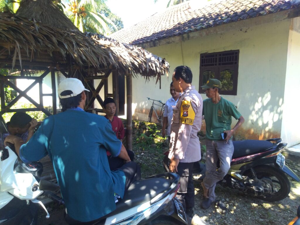 Bhabinkamtibmas Polsek Carita Laksanakan Sambang ke Kantor Desa Sukarame 2 WhatsApp Image 2024 07 30 at 05.33.55