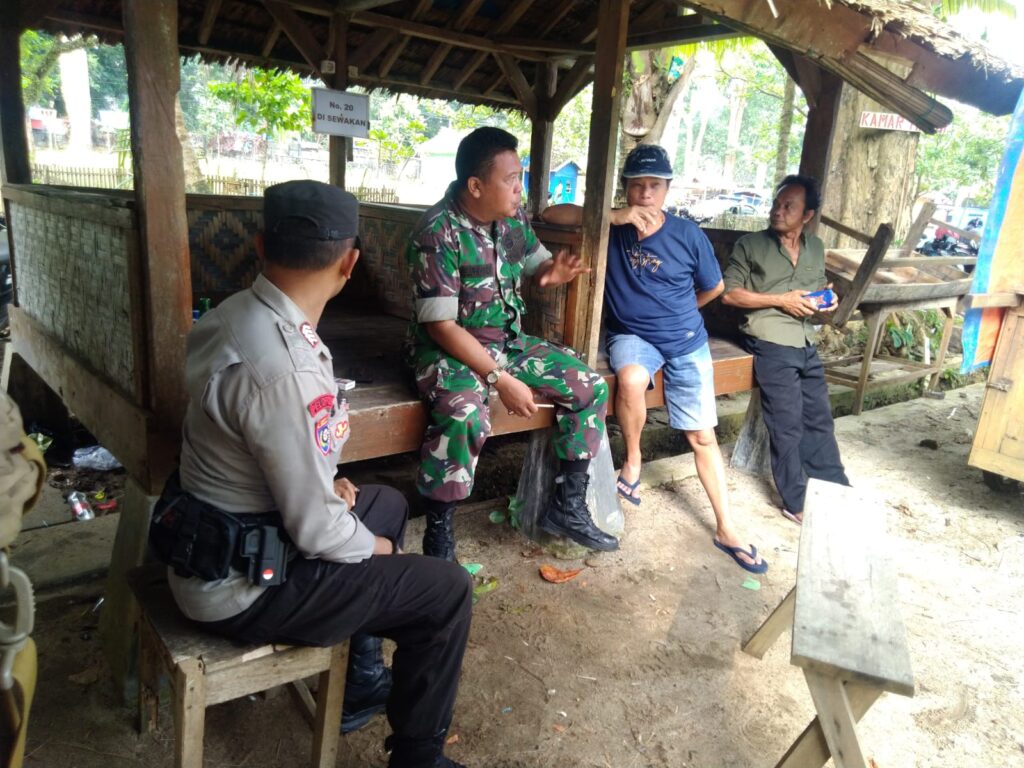Polsek Carita Lakukan Patroli Dialogis ke Pantai-pantai di Carita 3 WhatsApp Image 2024 07 30 at 05.36.08