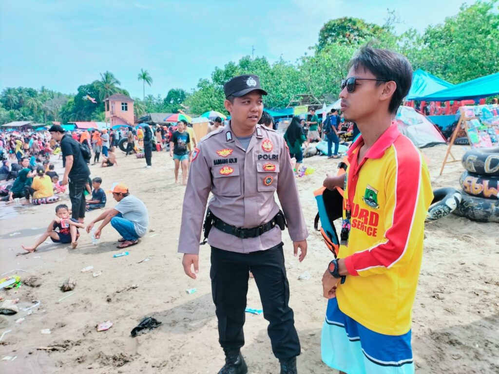 Polsek Carita Lakukan Patroli Dialogis Bersama Balawista untuk Pantau Pengunjung Pantai 4 WhatsApp Image 2024 07 30 at 05.39.08