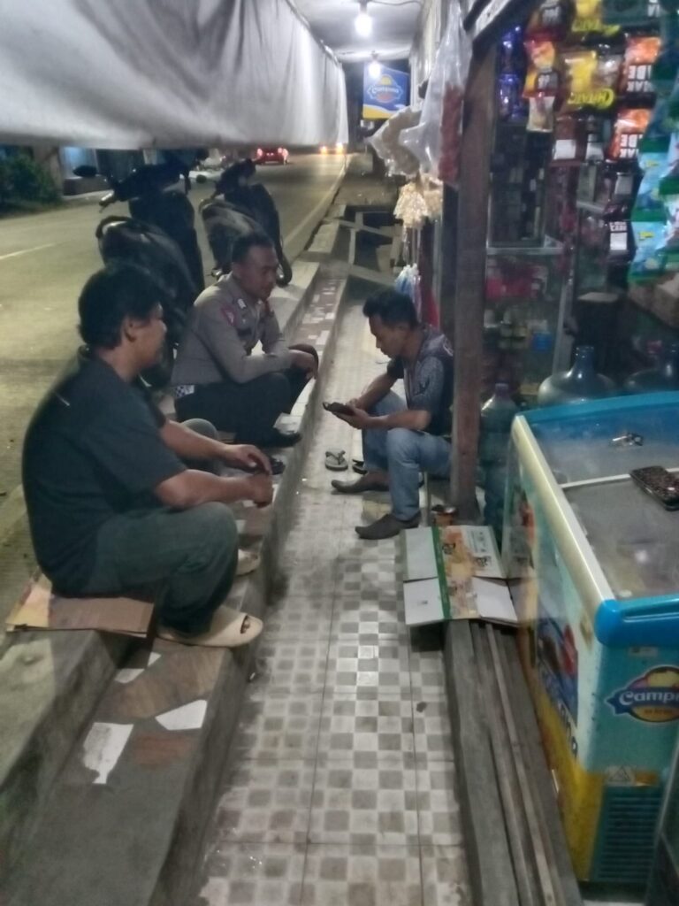 Polsek Carita Laksanakan Patroli Malam di Pasar Carita 5 WhatsApp Image 2024 07 30 at 05.41.52