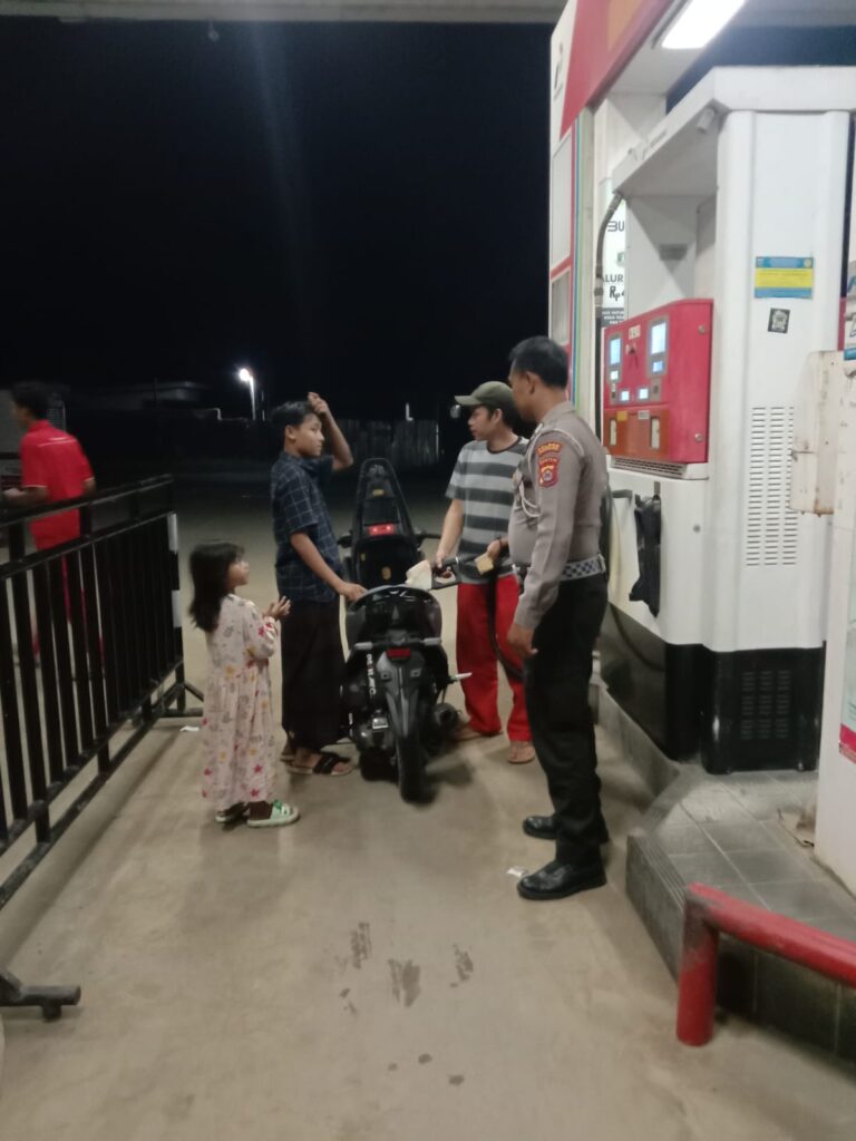 Polsek Carita Laksanakan Patroli Malam di SPBU Sukanegara untuk Cegah Kejahatan 6 WhatsApp Image 2024 07 30 at 05.44.28