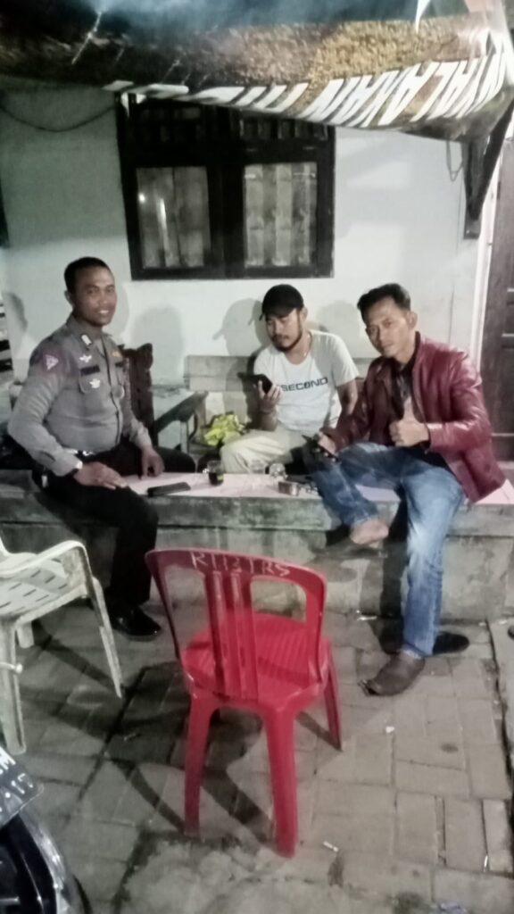 Polsek Carita Laksanakan Patroli Dialogis pada Malam Hari 7 WhatsApp Image 2024 07 30 at 05.45.58